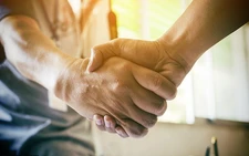 Đàn ông bắt tay không chặt chứng tỏ sức khỏe… yếu