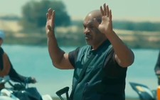 Mike Tyson đấu 'Thần Thor' cao hơn 2 mét