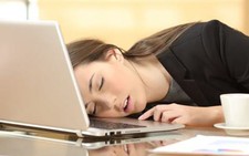 Thiếu ngủ thì ngủ bù, sửa sai bằng cái sai khác!