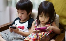 Trẻ chơi điện thoại lu bù, coi chừng...mỏng vỏ não!