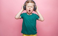 Đeo tai nghe nhạc quá nhiều, coi chừng mất thính giác!