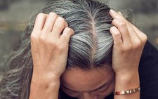 2 bài thuốc dễ làm, chữa tóc rụng, tóc bạc sớm