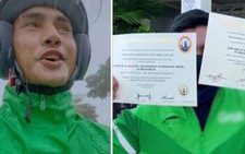 Bị chê ít học, shipper khoe liền 2 bằng cử nhân danh giá 'dằn mặt'