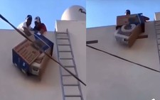 2 người đàn ông thẩn thờ khi làm vỡ máy điều hòa