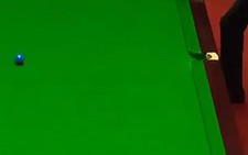 Cựu vô địch snooker thế giới 'bịt mắt' trọng tài để xê dịch bi