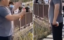 Chàng trai đứng ngẩn ngơ khi ném lộn điện thoại xuống sông