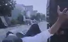 Chàng trai hú hồn khi bị ôtô tông nằm ngửa trên yên xe máy