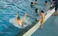 Bố cố giữ điện thoại không ướt khi bị con xô ngã xuống hồ bơi