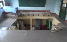 Phòng học 60 năm tuổi sập, 10 học sinh bị thương