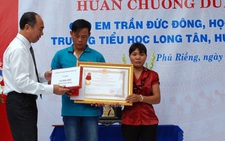 'Huân chương dũng cảm' cho cậu bé 10 tuổi cứu 4 bạn