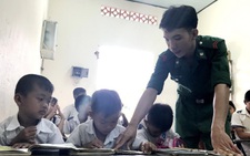 Thầy giáo được chào mà...run