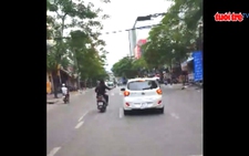 Truy xét người đi xe máy dùng mã tấu chém hàng loạt kính ô tô đang chạy