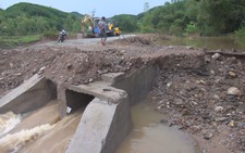 Nhiều tuyến đường sạt lở, người dân vùng cao đi lại khó khăn