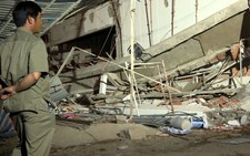 Sập mái hiên công trình siêu thị, bốn người bị thương