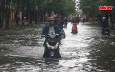 Nhiều tuyến phố thành “sông” do ảnh hưởng áp thấp nhiệt đới