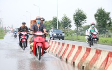 Không mưa, đường vành đai 2 TP HCM vẫn ngập nước