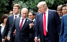 Ông Trump và ông Putin tranh thủ trao đổi, bắt tay vì không gặp riêng