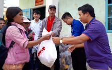 Quà bạn đọc Tuổi Trẻ đến với bà con vùng sạt lở Nam Trà My