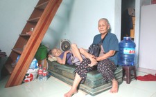 Cụ già 76 tuổi bán vé số nuôi 'người dưng' 86 tuổi