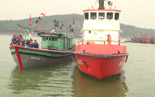 Cứu 13 thuyền viên trên tàu cá hỏng máy gần đảo Hòn Ngư