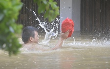 Du khách và người dân cuống cuồng chạy lũ ở Hội An