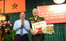 TP.HCM: 2.405 đảng viên được nhận Huy hiệu Đảng đợt 7-11