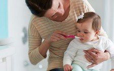 Chăm sóc răng miệng cho trẻ bằng cách nào?