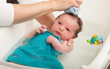 Cách tắm bé sơ sinh