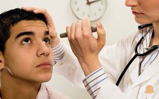 Phòng bệnh viêm kết mạc khi thời tiết chuyển mùa