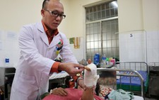 Nối bàn tay bị đứt lìa do máy xay cỏ