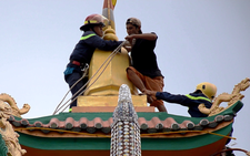Thanh niên ‘quậy’ trên nóc chùa dương tính với ma túy