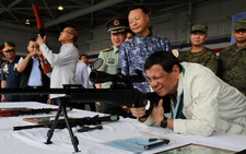 Philippines: miệng vuốt ve Mỹ, tay cầm vũ khí Trung Quốc