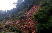 Sạt lở núi, đường Hồ Chí Minh nhánh tây tắc nghẽn