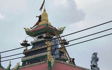 Một thanh niên nghi ‘ngáo đá’ quậy trên nóc chùa gần 10 giờ