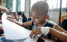 Bệnh nhi ung thư vẽ tranh tham gia 