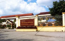 Trường 'ém' tiền hỗ trợ học sinh nghèo để mua quà biếu cấp trên
