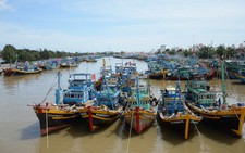 Ngư dân Ninh Thuận chạy nước rút tránh bão, TP.HCM cấm biển