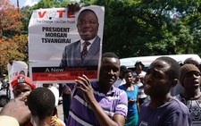 Tổng thống chưa từ chức, Zimbabwe đã bị tranh quyền đoạt lợi