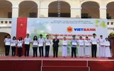 Vietbank trao tặng 30 suất học bổng cho học sinh trường THPT chuyên Lê Hồng Phong –  TP.HCM
