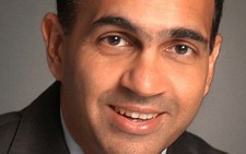 PGS. Jod Mehta thăm khám và điều trị bệnh lý giác mạc tại FV