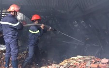 Lửa thiêu rụi xưởng sơn hàng ngàn mét vuông