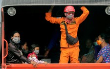 Indonesia tăng thêm 100 xe buýt chở du khách khỏi Bali