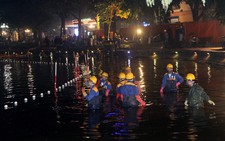 Hàng trăm công nhân nạo vét bùn hồ Gươm xuyên đêm