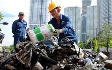 Dọn sạch rác đường Nguyễn Hữu Cảnh hỗ trợ 'siêu máy bơm'