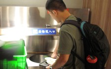 Tự dọn chén đĩa ở quán ăn: nước ngoài làm được, còn ta?
