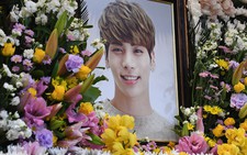 Nghệ sĩ Hàn và fan viếng ngôi sao Kpop Jonghyun (SHINee)