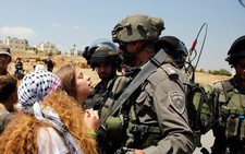Israel bắt cô gái Palestine vì tát binh sĩ