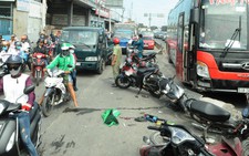 Xe khách tông hàng loạt xe máy đang dừng đèn đỏ