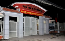 Rơi từ khu nhà 5 tầng, học sinh lớp 10 tử vong