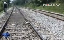 Chụp hình 'tự sướng' trên đường ray, 3 sinh viên Ấn bị tông chết